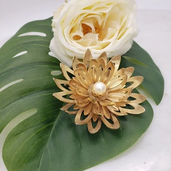 Vtg 1960s Emmons Goldtone Blooming Dahlia Flower Petal Brooch Faux Pearl Center - Picture 14 of 14